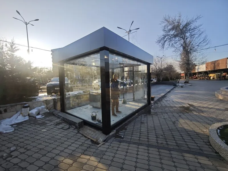 Магазин мобильных из контейнера 7