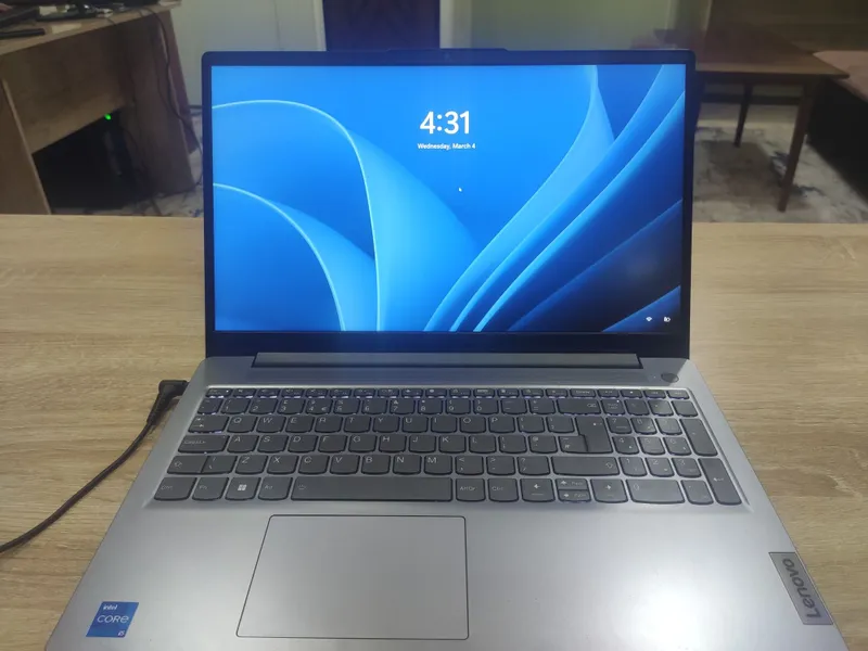 Lenovo IdeaPad slim 3 i5 13th 13420h 8gb ram DDR5 SSD 512GB M2