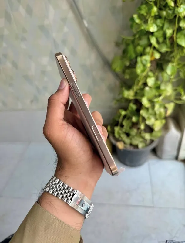 Iphone 16 Pro Max Gold — фото 3