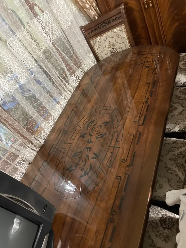 Стол и стулья