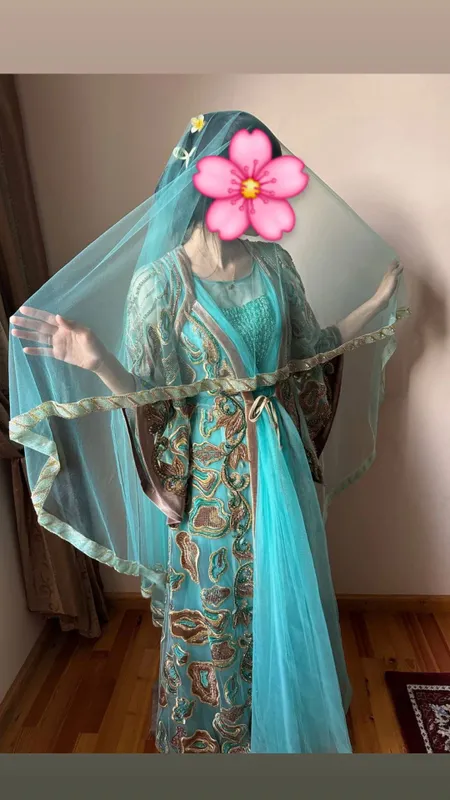 ansanbl sotiladi abaya  ko'ylak sharf diadema bor