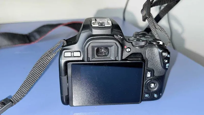 Продаю свою EOS Canon 250D 24.1 п как новый,почти не использовал. 1
