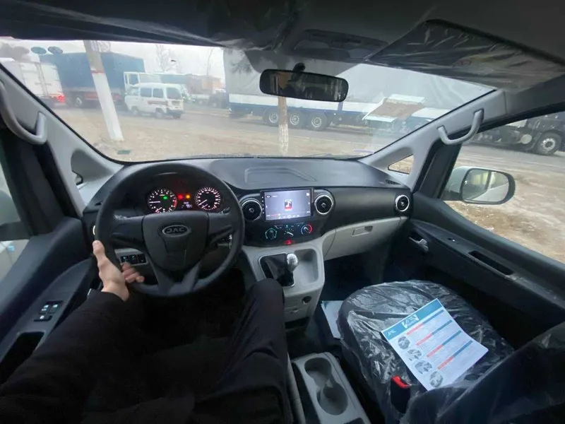 Пассажирский минивэн фургон JAC M3 Van (Miniven furgon 2 o‘rinli) — фото 1