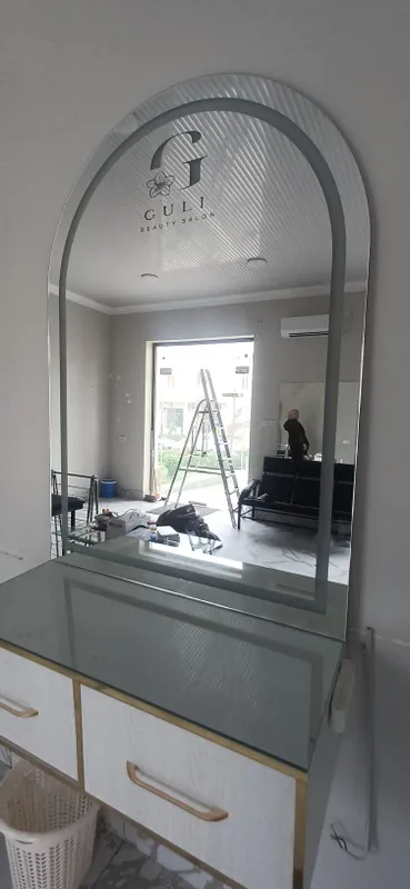 Guzallik salon uchun oyna va ish stoli 2 ta bor