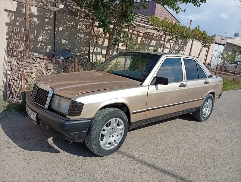 Mercedes- Benz 190 rusumli avtotransport vositasi sotiladi