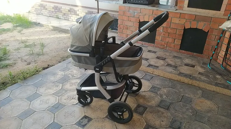 Коляска Adia, состояние отличное, оригинал Коляска Adia, состояние отличное, оригинал