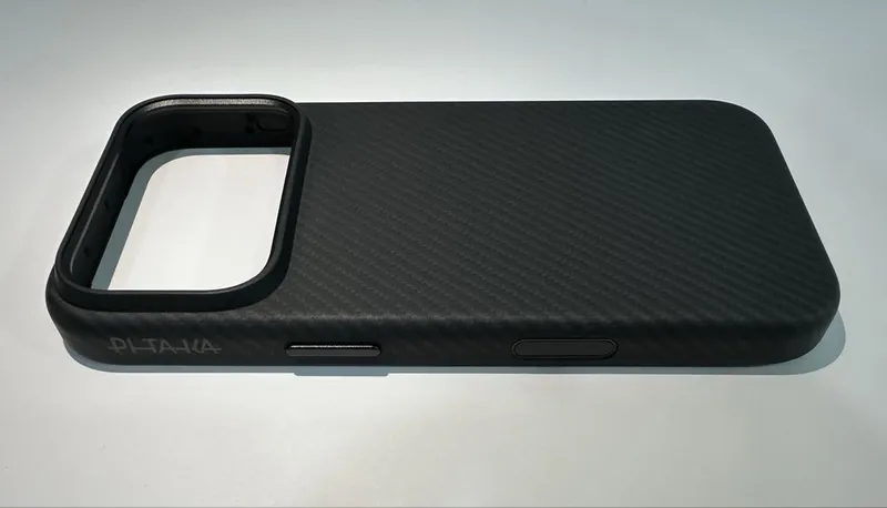 Pitaka Aramid UltraGuard case for 17 pro max 3