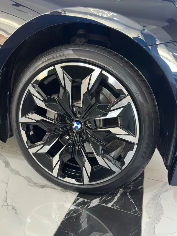 BMW i5 40L M sport — фото 1