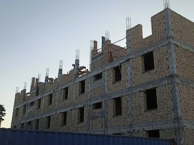 Продаются квартиры и магазины в центре Кагана вдоль дороги.