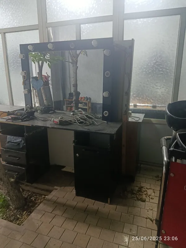 Salon mebellari tumbasi, oynasi