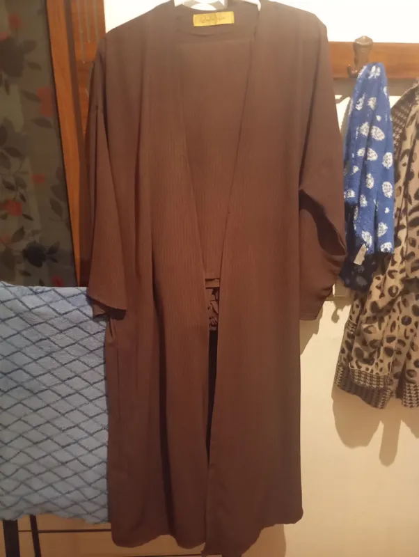 Abaya futbolkasi bilan sotiladi