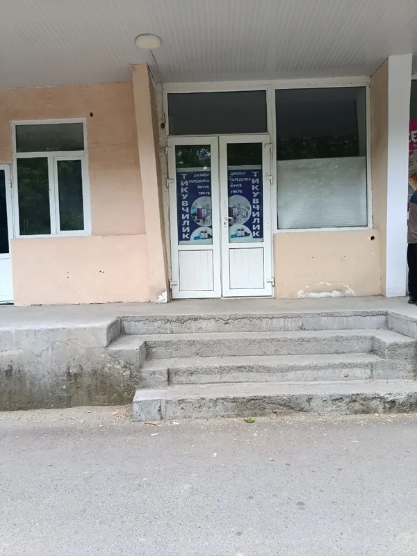 Arendaga beriladi chilonzor metroga yaqin 150 metr parkofkasi bor