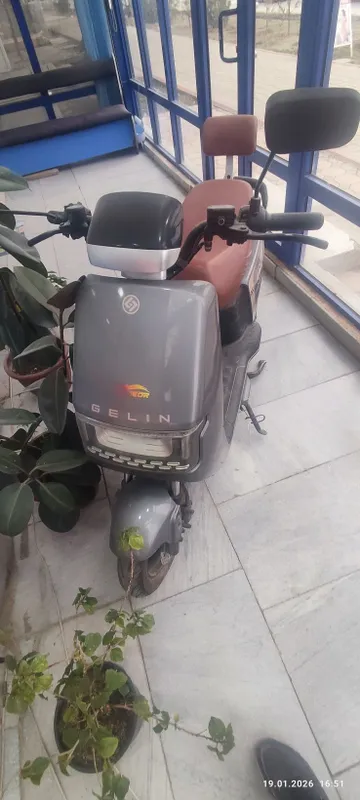 Elektro Skutercha sotiladi akumlyatori utirib qogan uzi yurishi zor ke