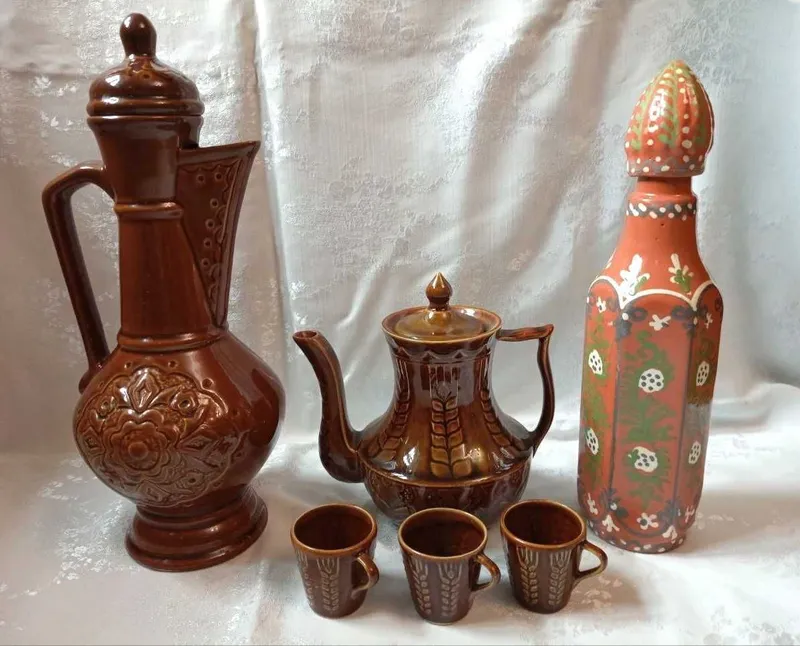 Кувшины, бутыль и чайник из керамики