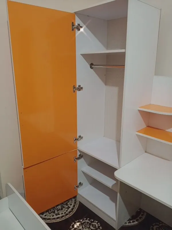 Yangi bolalar shkafi stol bilan, sabzirangda juda chiroyli mebel — фото 5