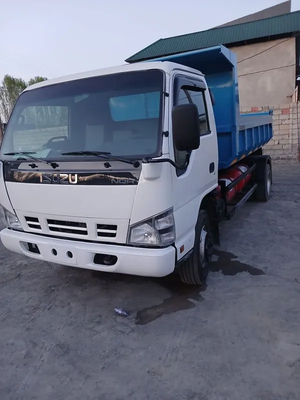 Самосвал Isuzu 2013 2 Самосвал Isuzu 2013 2