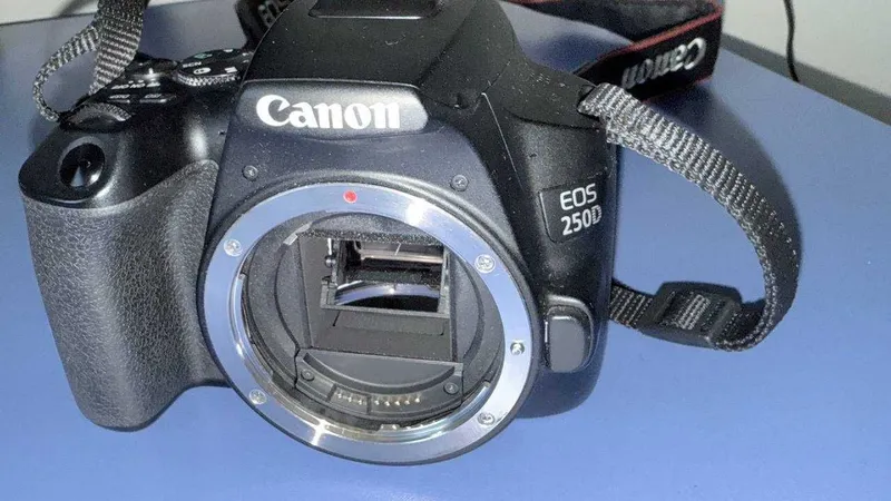 Продаю свою EOS Canon 250D 24.1 п как новый,почти не использовал. 5