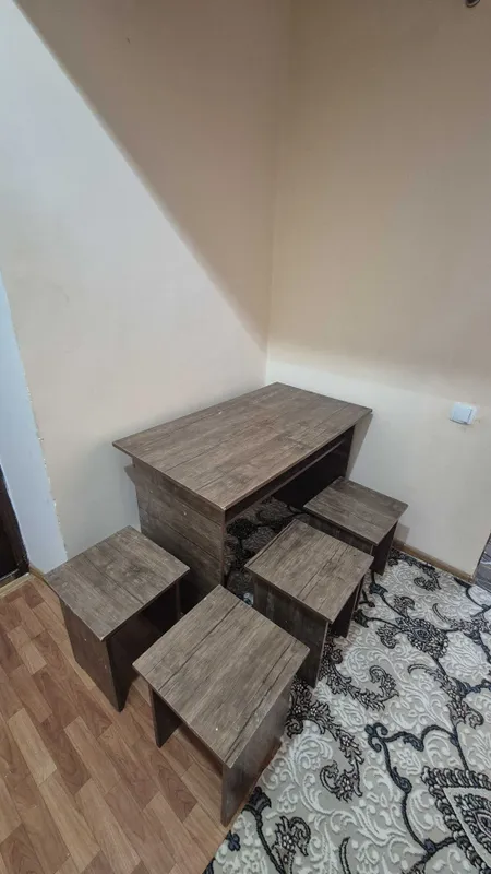 Parta va 4 ta stuli bilan Parta va 4 ta stuli bilan