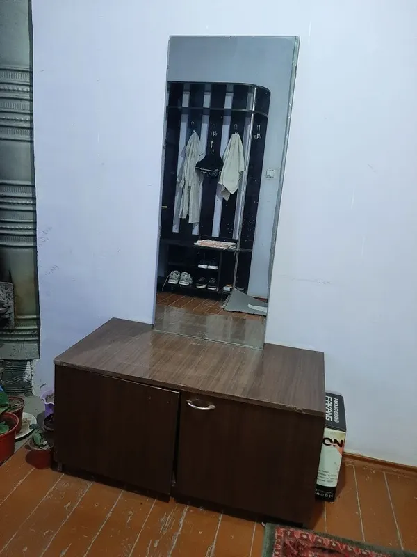 Айна и томенги тумбочкасы менен 2