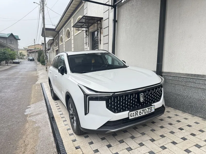 Bestune T55 2022 yil sotiladi, ayol kishi haydagan.