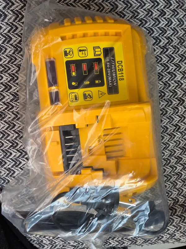 Dewalt akkumulyatori uchun tezkor zaryadlovchi. DSB 118, 6 A 3