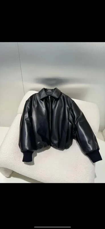 Qora charm bomber, rasmdagidan biroz farq qiladi Qora charm bomber, rasmdagidan biroz farq qiladi