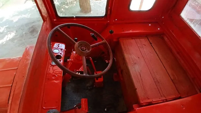 Traktor T25. Qizil rangli, ideal holatda 5