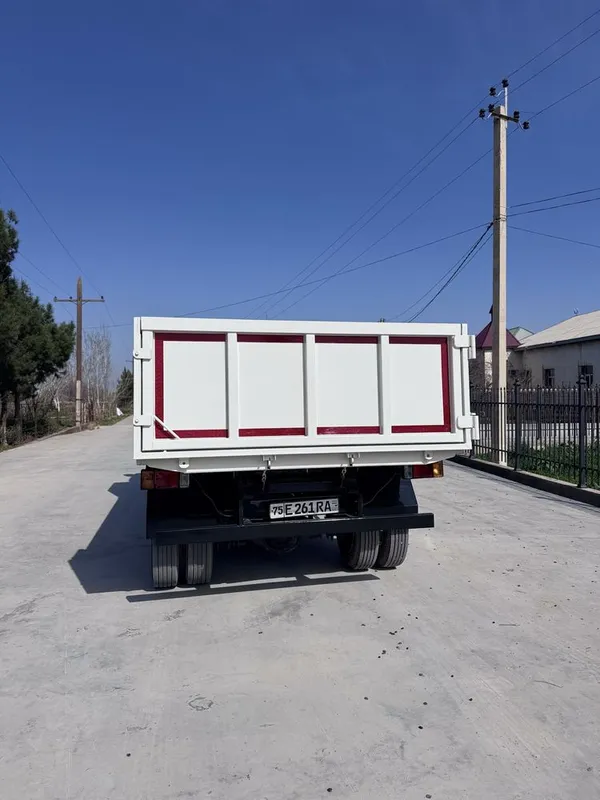 Isuzu Samasval 2011 3