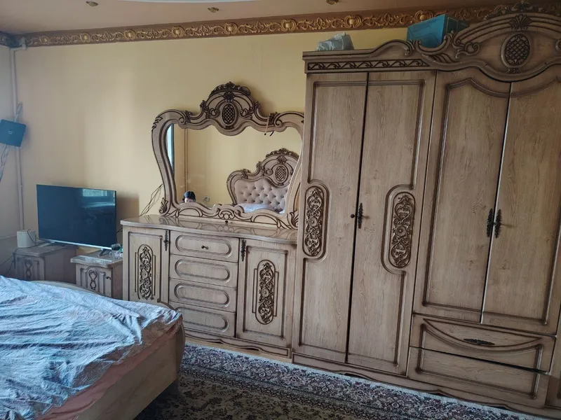 Spalniy mebel sotiladi. komplekt divan shkaf trimo 2