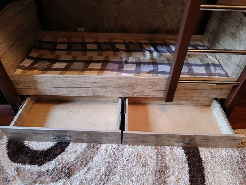 Sifatli va qulay bunk bed kravat sotiladi.