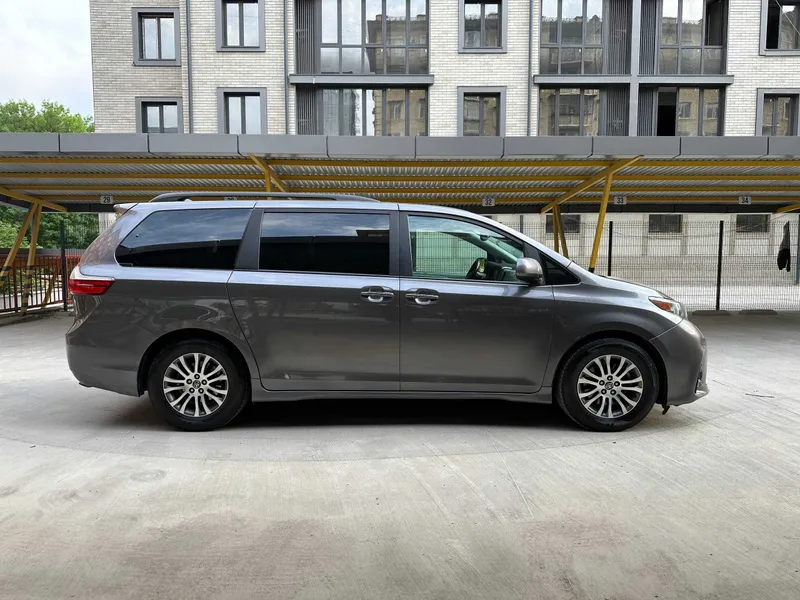 Toyota Sienna 2018 Срочная продажа — фото 2