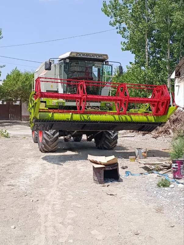 Claas Dominator 130