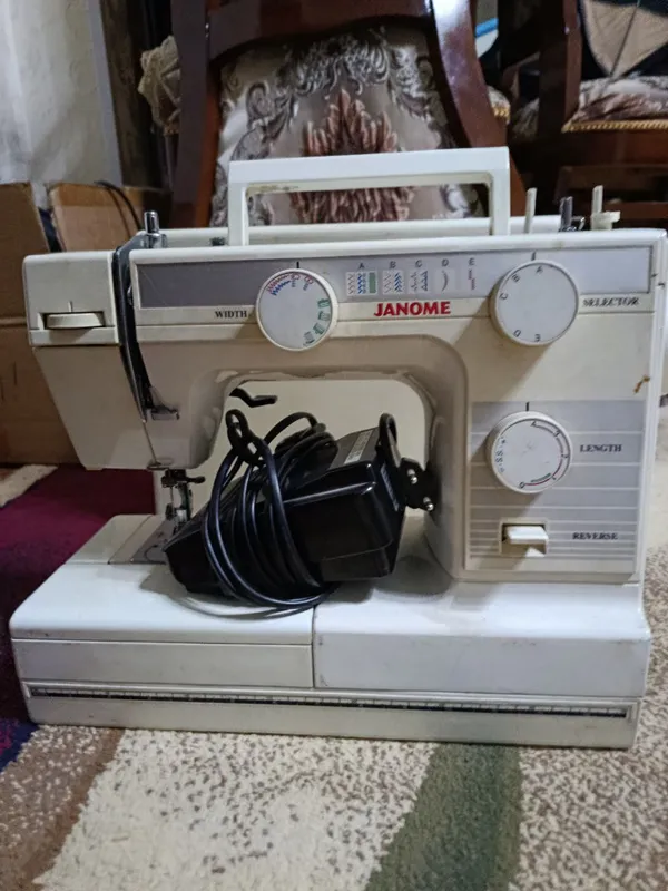 Швейная машинка JANOME 1