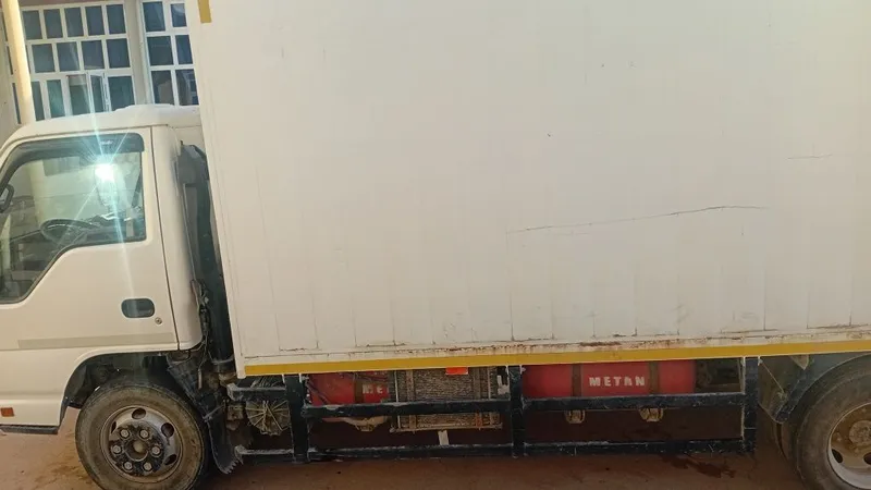 Isuzu sotiladi Bortli yuk tashuvchi 2 Isuzu sotiladi Bortli yuk tashuvchi 2