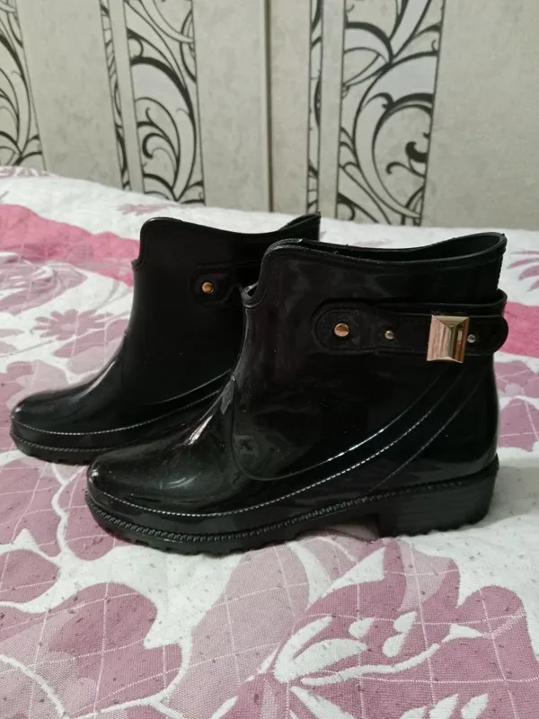 Ayollar uchun rezina yarim etiklar. 3 Ayollar uchun rezina yarim etiklar. 3