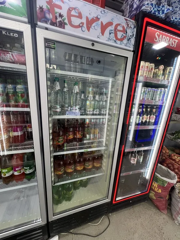 Xaladelnik katta vetrina sotiladi yangi