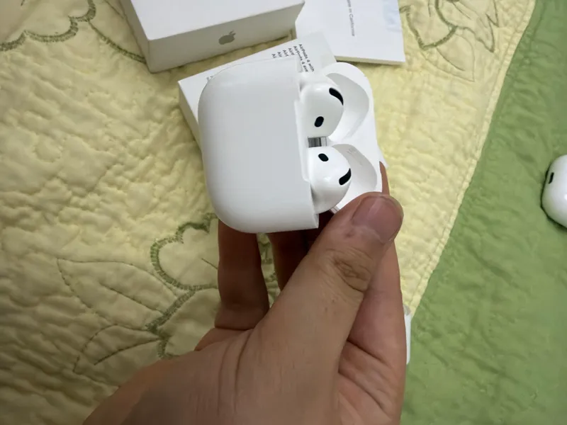 Продается AirPods 4 и IPhone 13 7 Продается AirPods 4 и IPhone 13 7