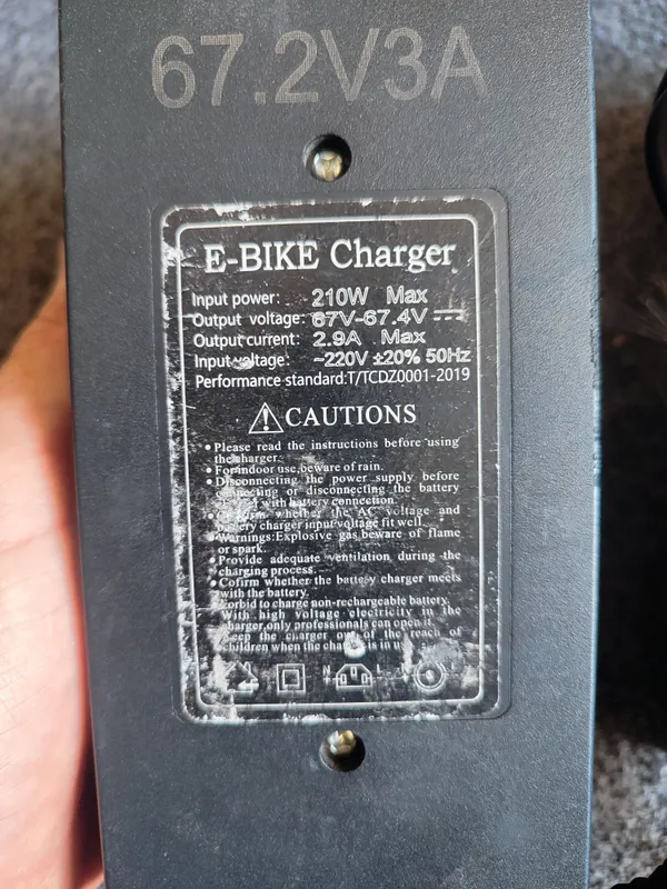 Elektro velik zaryarkasi sotiladi srochni