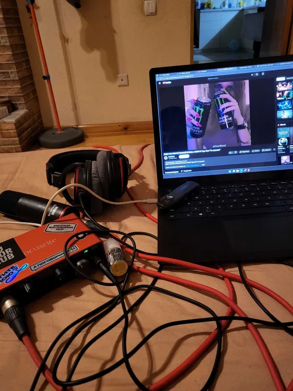 В срочной продаже Focusrite Scarlett комплект 1