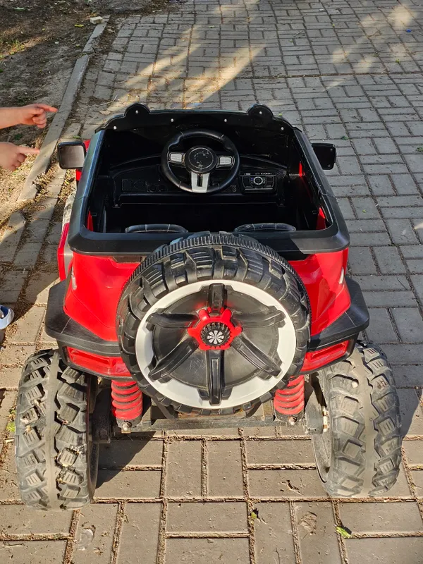 Akkumulyatorda ishlaydigan 4x4 jip. 3