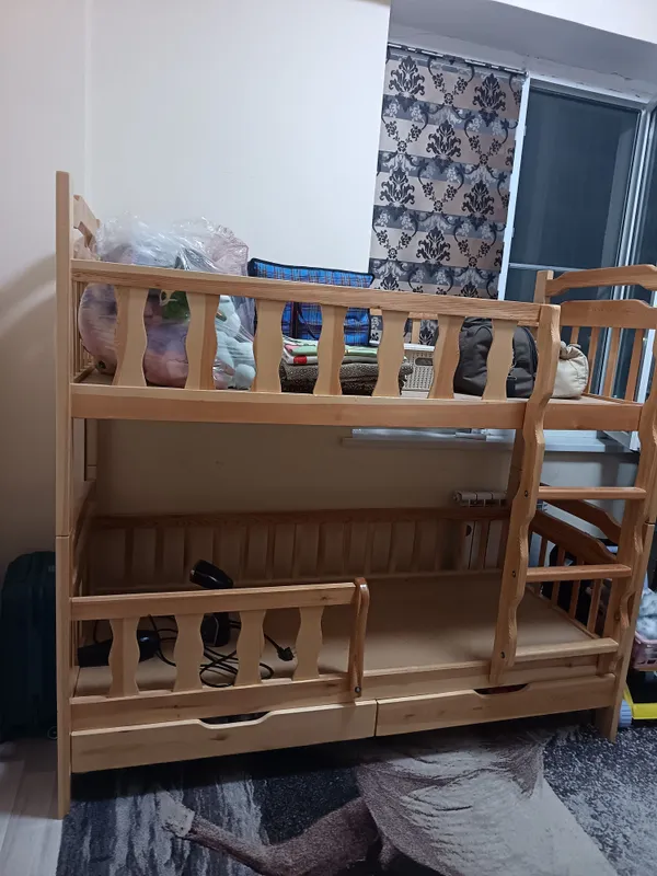 Продаются двухъярусный диван и парта с табуретками 4 Продаются двухъярусный диван и парта с табуретками 4