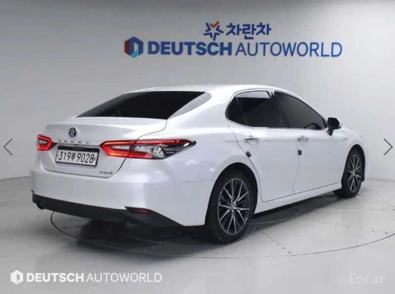 Toyota Camry 2.5 XLE Hybrid 10