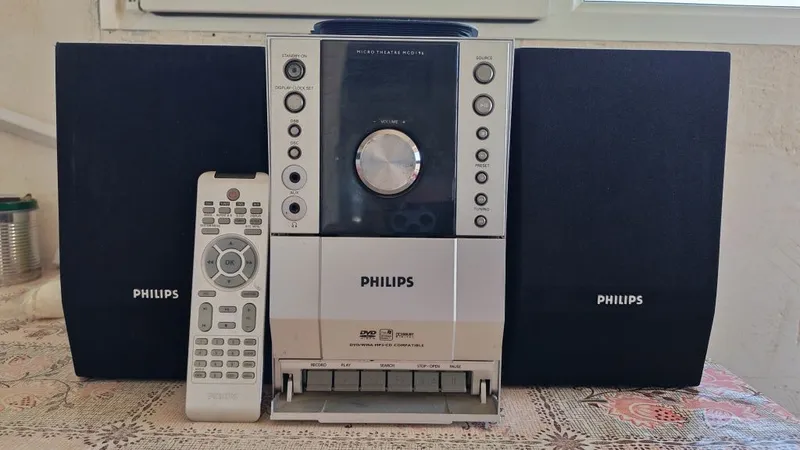 Мини музыкальный центр PHILIPS.