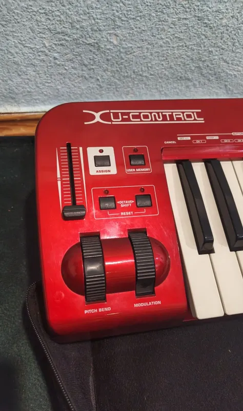 MIDI-клавиатура Behringer UMX610 3