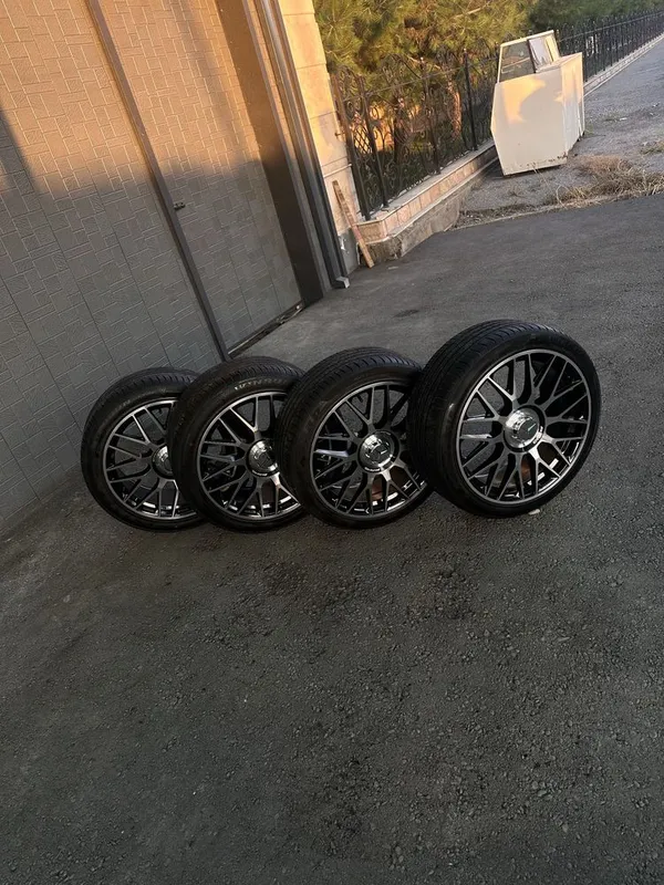 Mercedes-Benz AMG R18 Raznashirokiy diskalar sotiladi 3 Mercedes-Benz AMG R18 Raznashirokiy diskalar sotiladi 3