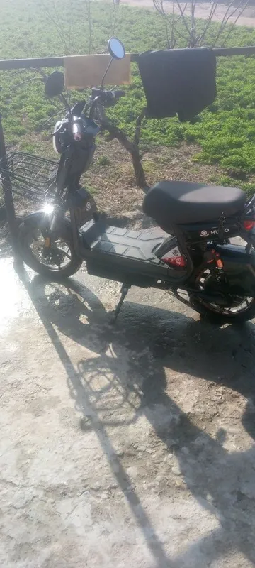 Скутер Hugo motors