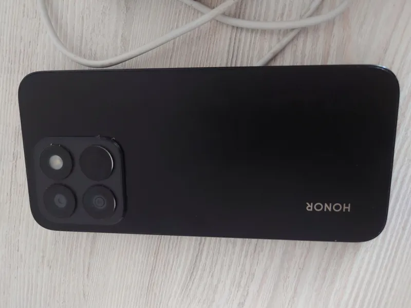 Срочно продам телефон Honor X8c 3