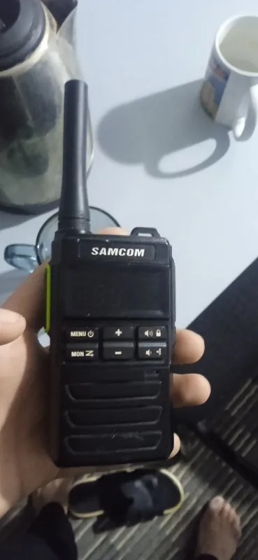 SAMCOM ratsiya sotiladi. Holati yaxshi, ishlaydi. Ovoz tiniq, batareya