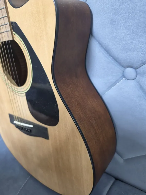Акустическая гитара Yamaha 4