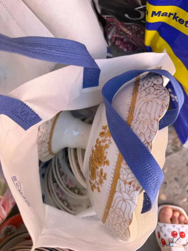 Срочно продаётся посуда, ковер, ваза, вешелка для вещей и телевизор. 3 Срочно продаётся посуда, ковер, ваза, вешелка для вещей и телевизор. 3